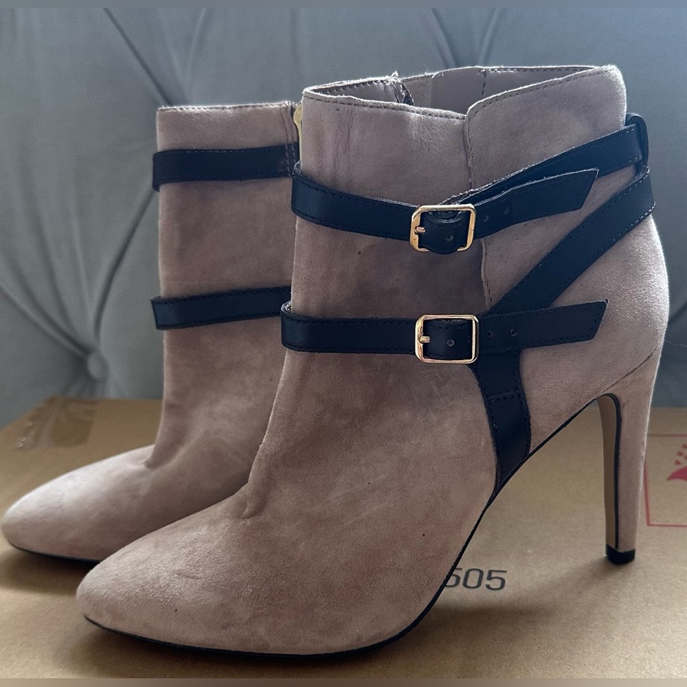 ANN TAYLOR Women’s Anisa Beige Suede Buckle Strap Booties Size 6M